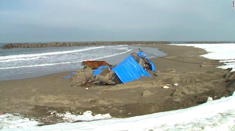 'Tau ma' nghi tu Trieu Tien lai dat vao bo bien Nhat Ban hinh anh