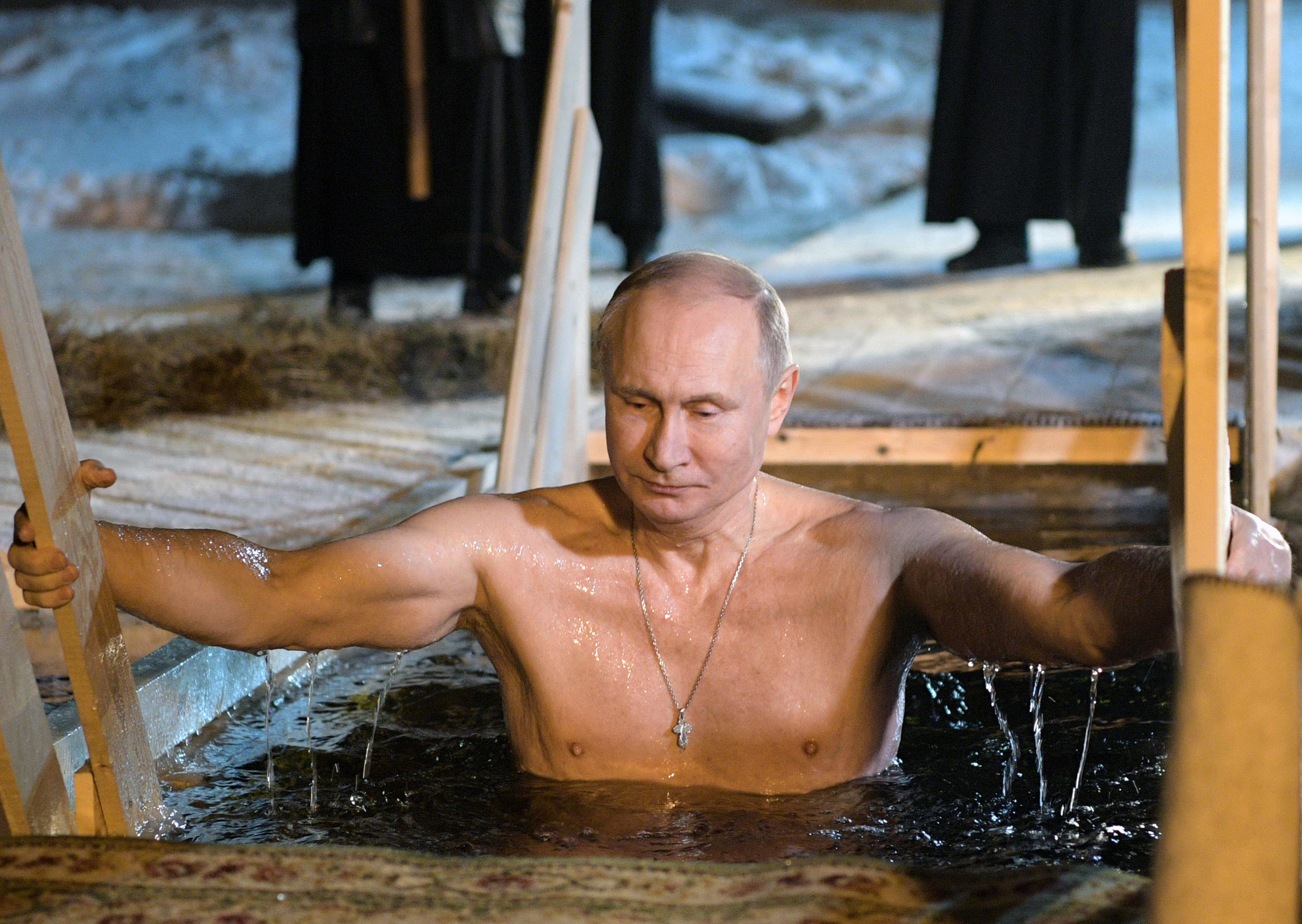 Putin tam tran, cuoi ngua vuot tuong lua vao top anh tuan hinh anh