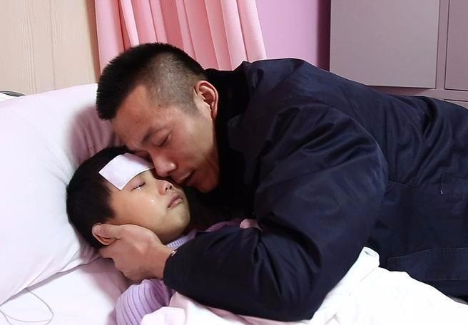 La thu be gai ung thu xuc dong ca TQ: Neu con ra di, me se quay lai hinh anh