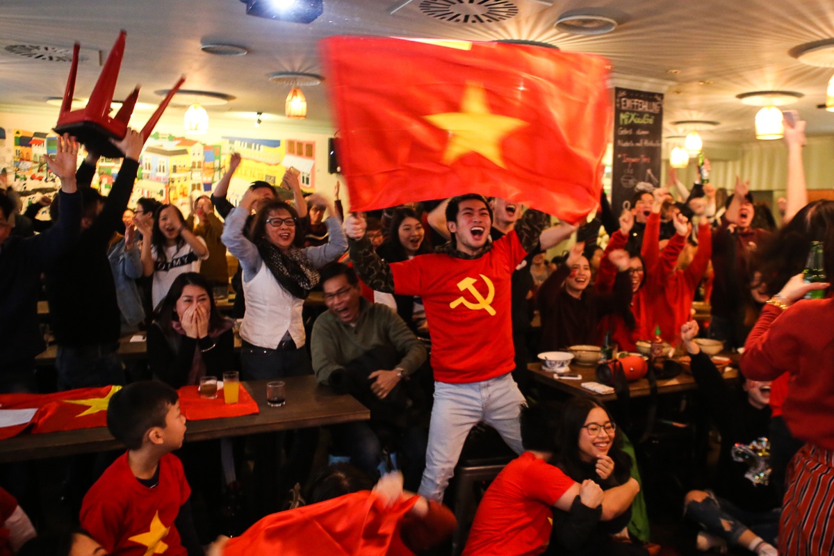 Nguoi Viet tai Hamburg ru nhau xem U23 Viet Nam thi dau hinh anh