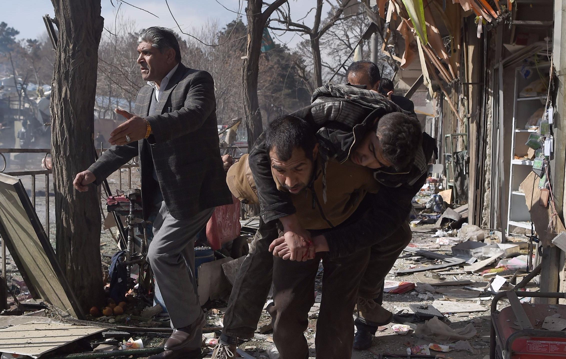 Danh bom xe cap cuu o Afghanistan, 95 nguoi chet hinh anh