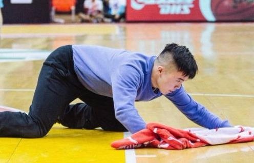 Chang lau san lam xuc dong cong dong TQ nho tinh than lam viec hinh anh