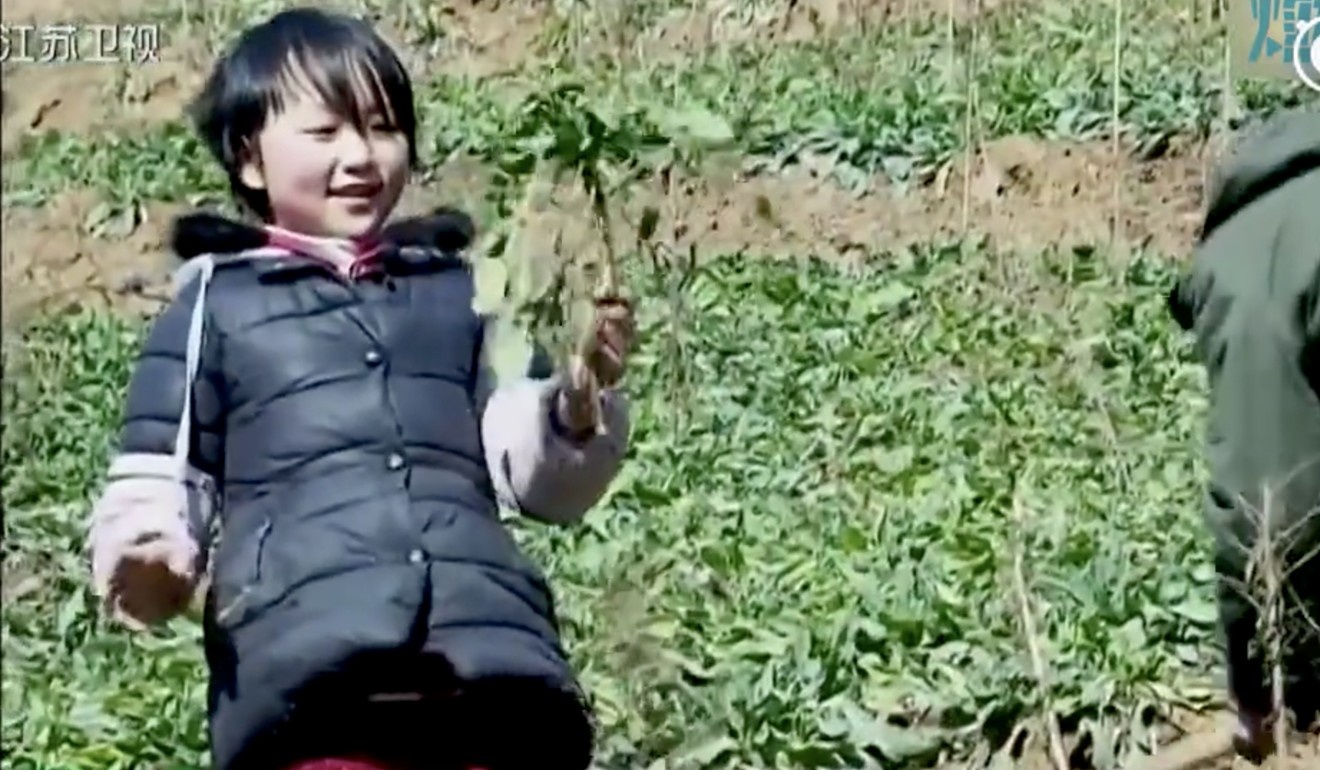 be gai trung quoc ban toc mua dien thoai anh 1