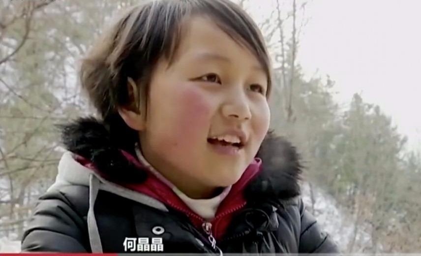 Be gai TQ ban toc de mua dien thoai goi cho me hinh anh