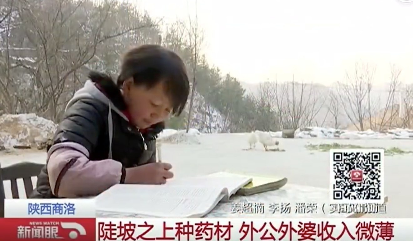 be gai trung quoc ban toc mua dien thoai anh 2