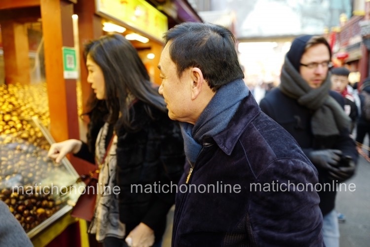Phat hien Thaksin va Yingluck cung di mua sam tai Bac Kinh hinh anh