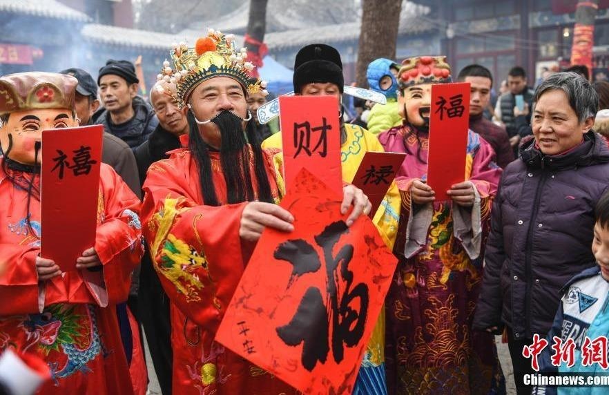 Ruoc Than Tai, nguoi Trung Quoc 'quet ma' nhan li xi online hinh anh