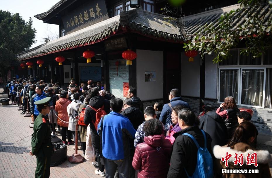 dan trung quoc xep hang bai tuong phat anh 5