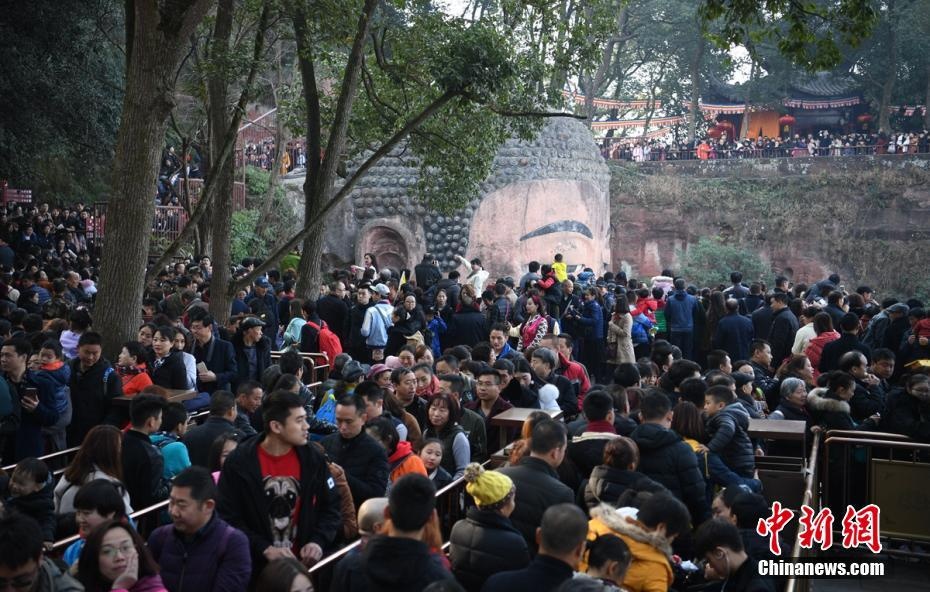 dan trung quoc xep hang bai tuong phat anh 2