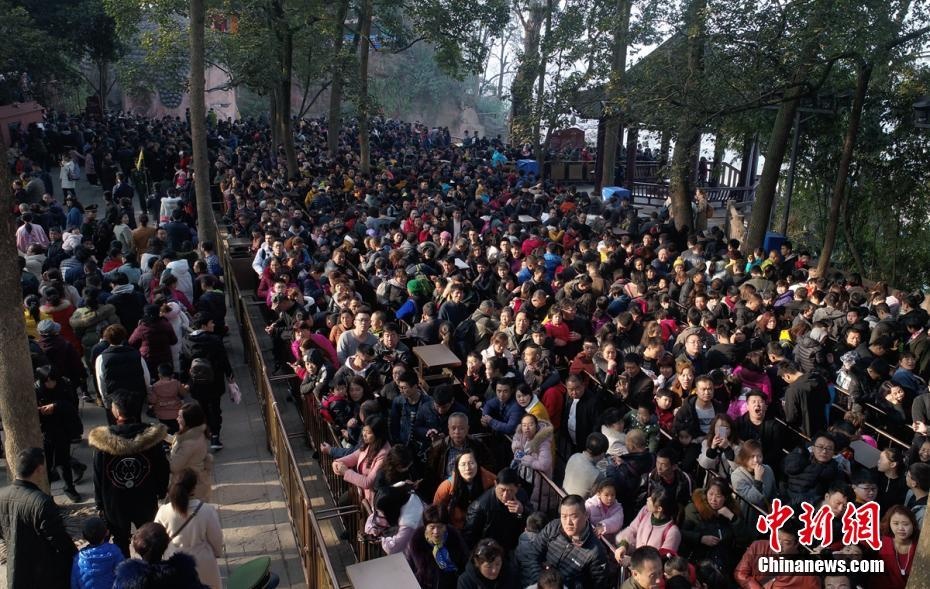 dan trung quoc xep hang bai tuong phat anh 6