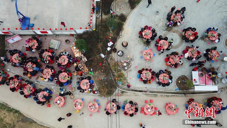 Tiec tan nien gan 300 ban, 3.000 khach tren duong lang TQ hinh anh