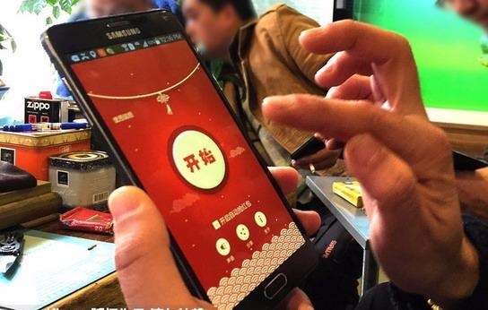 Nhan li xi online ngay Tet, quan chuc Trung Quoc mat viec hinh anh