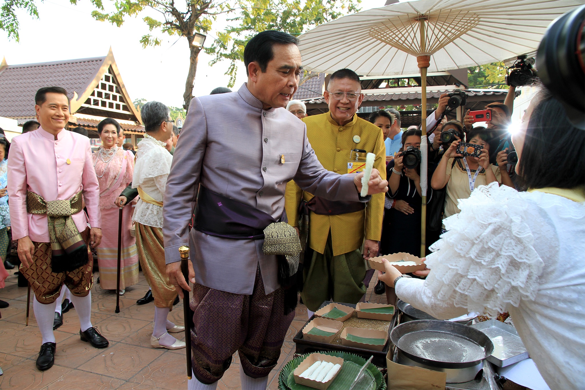 Thu tuong Thai Lan lai lui thoi han bau cu them 3 thang hinh anh