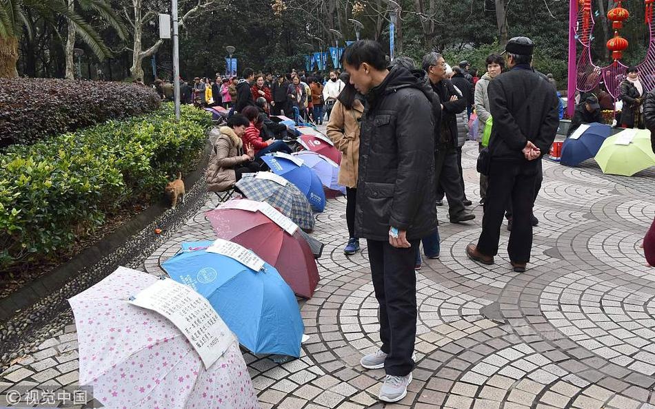 Cha me TQ mang o den 'cong vien xem mat' tim ban doi cho con hinh anh