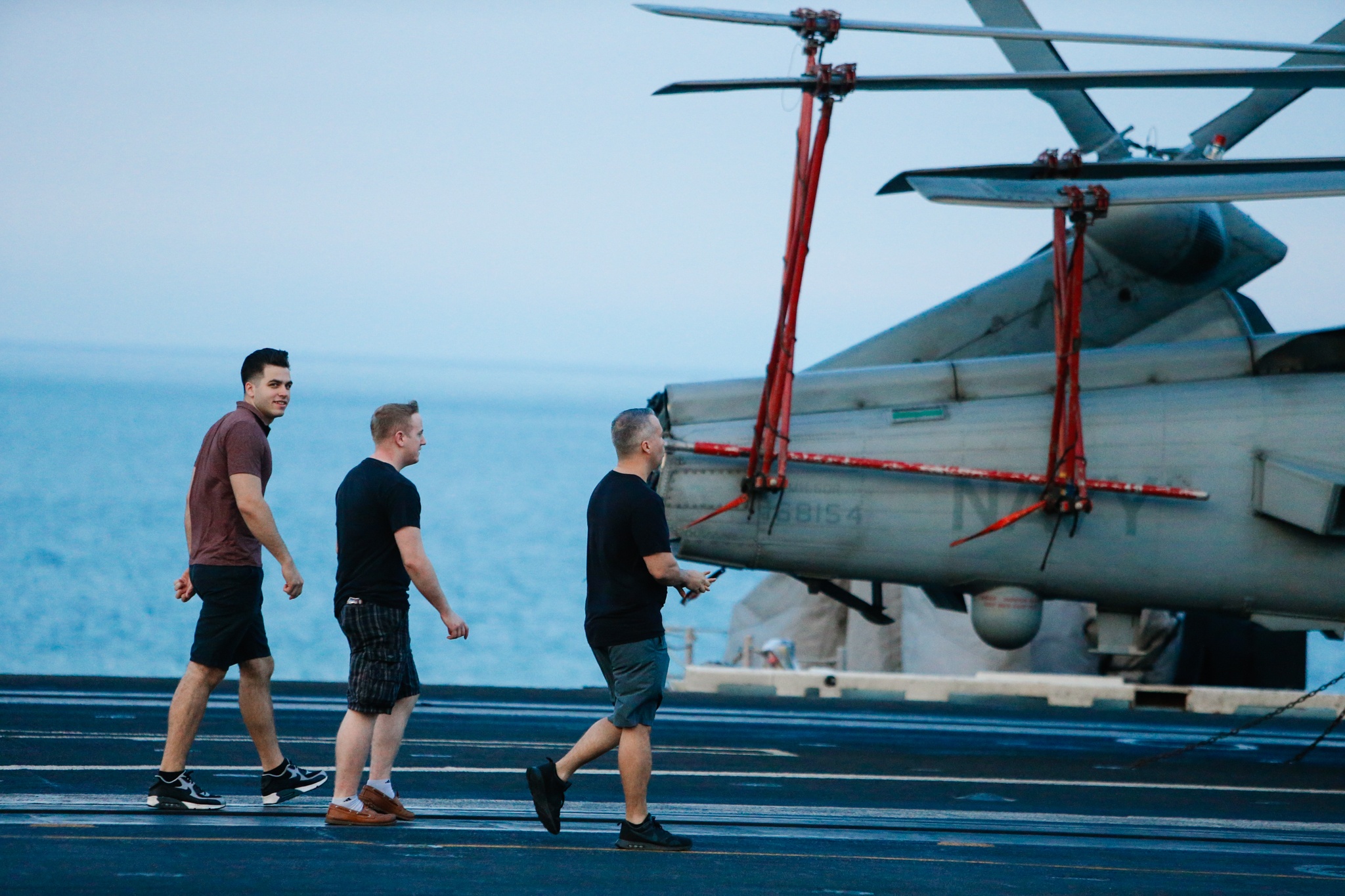 thuy thu tren tau san bay my anh 12