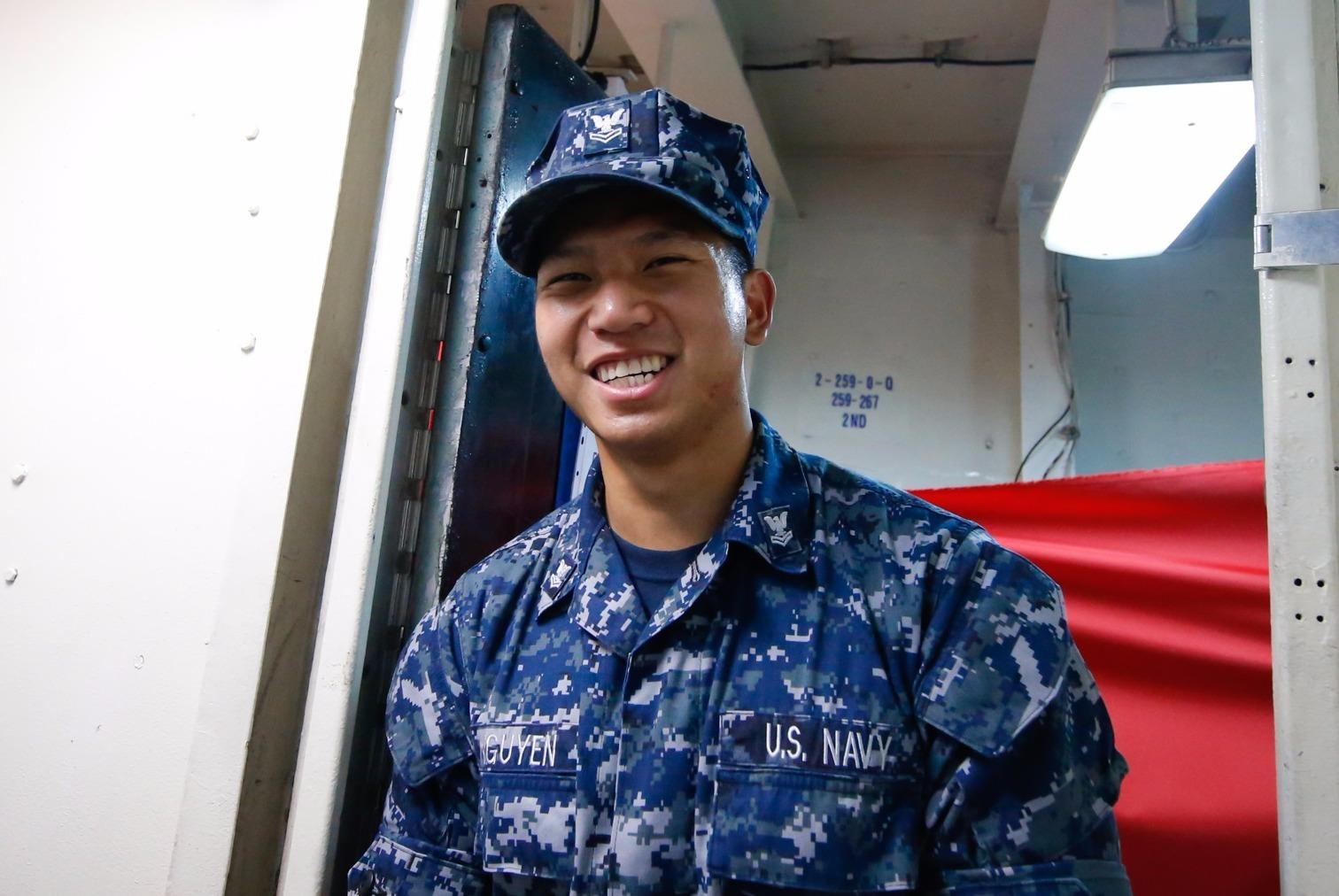 Thuy thu goc Viet va cuoc song tren sieu tau san bay My hinh anh