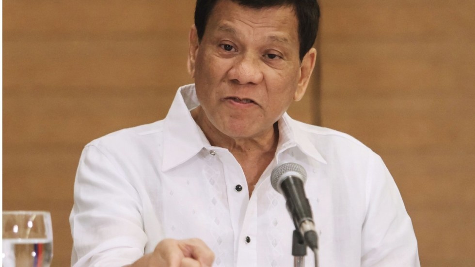 Tong thong Duterte cho canh sat quyen ra trat hau toa hinh anh