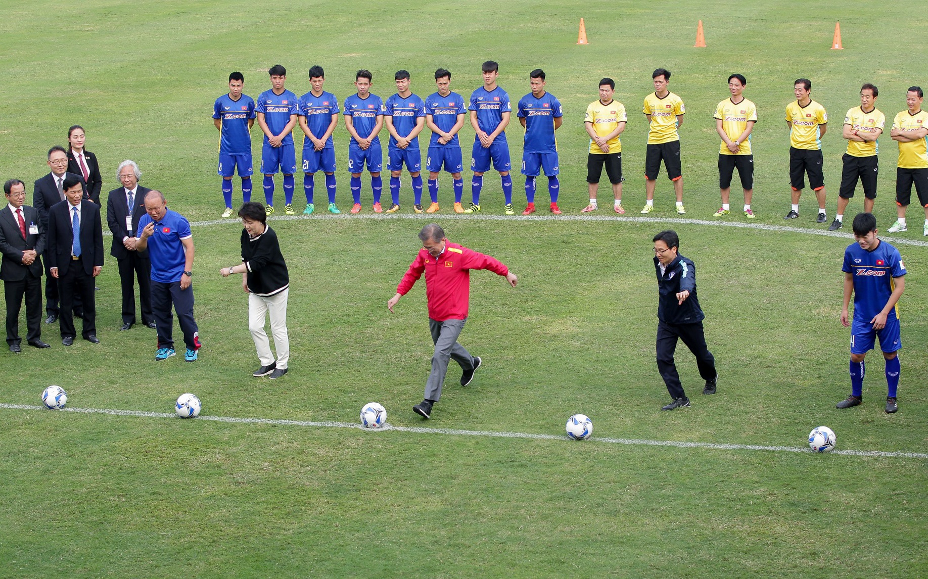 tong thong han quoc giao luu voi tuyen u23 anh 1