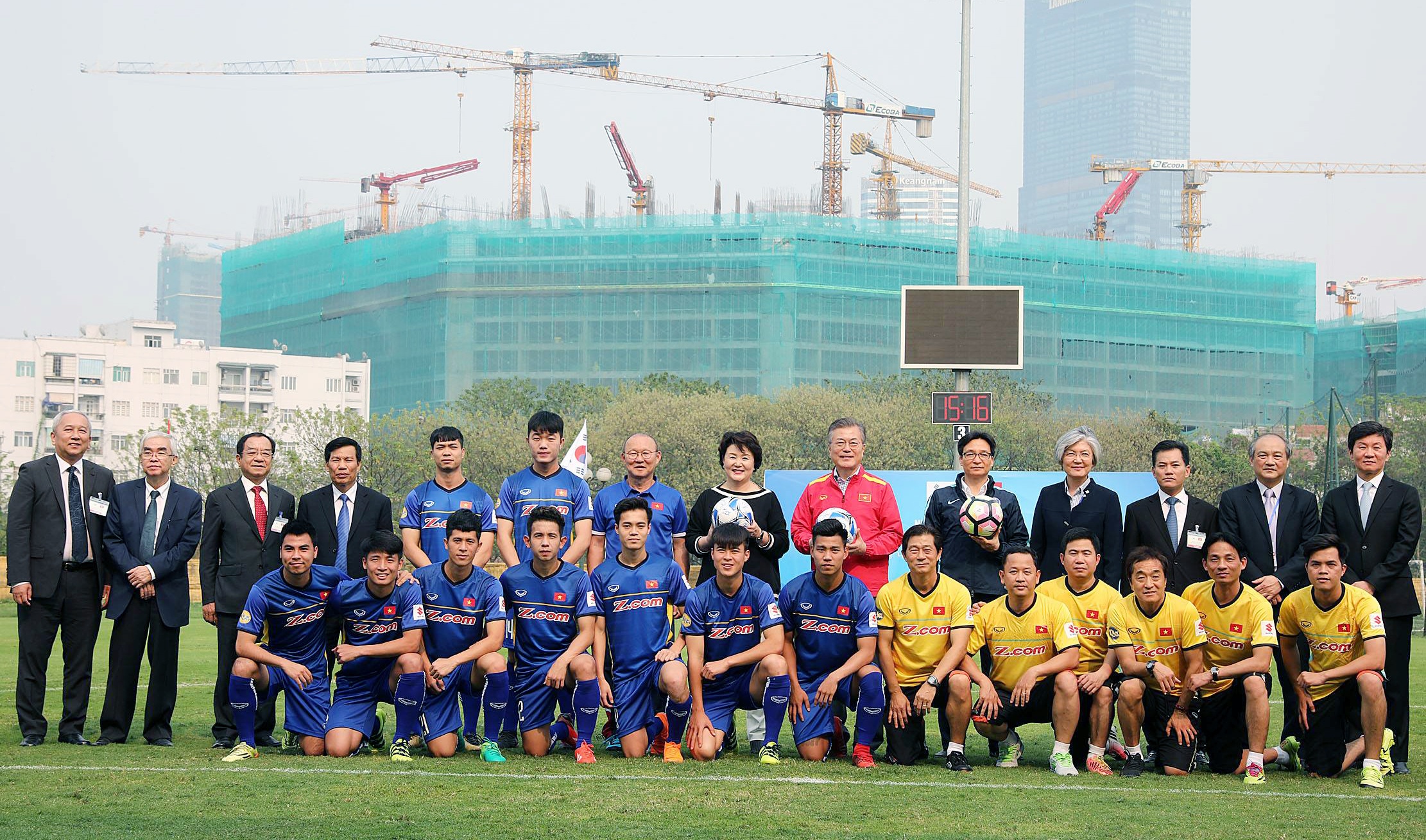 tong thong han quoc giao luu voi tuyen u23 anh 2