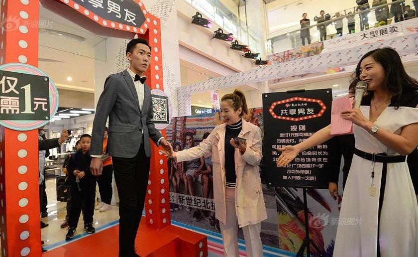 Dich vu 'chia se ban trai' gay sot tai trung tam mua sam Trung Quoc hinh anh
