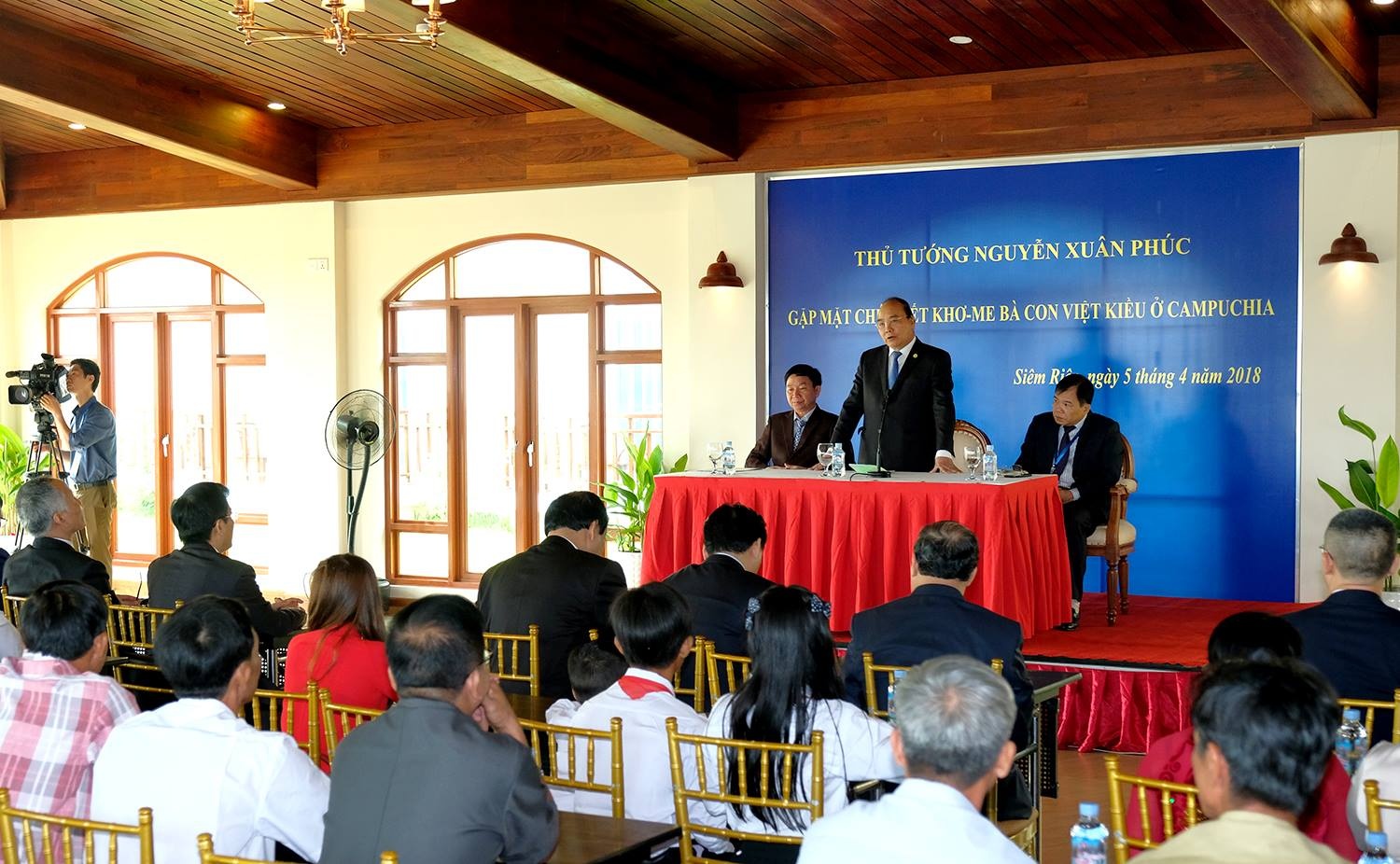 thủ tướng gặp gỡ kiều bào ở campuchia ảnh 3 thu tuong gap go kieu bao o campuchia anh 3