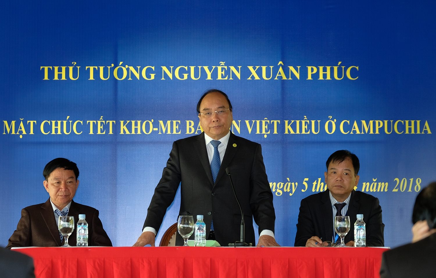 thủ tướng gặp gỡ kiều bào ở campuchia ảnh 2 thu tuong gap go kieu bao o campuchia anh 2