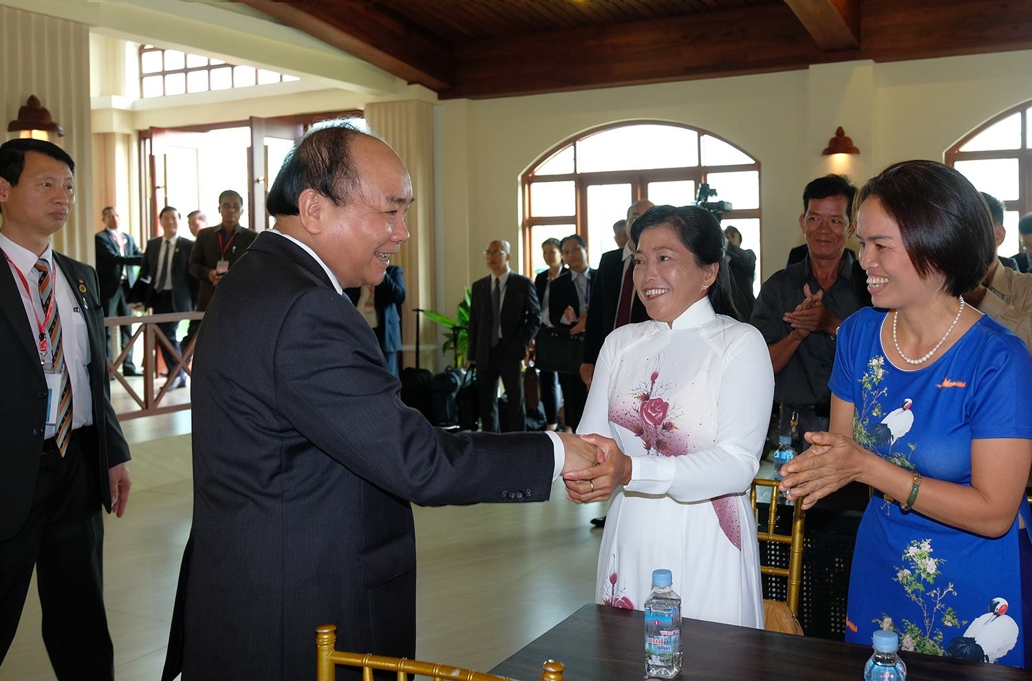 thủ tướng gặp gỡ kiều bào ở campuchia ảnh 1 thu tuong gap go kieu bao o campuchia anh 1