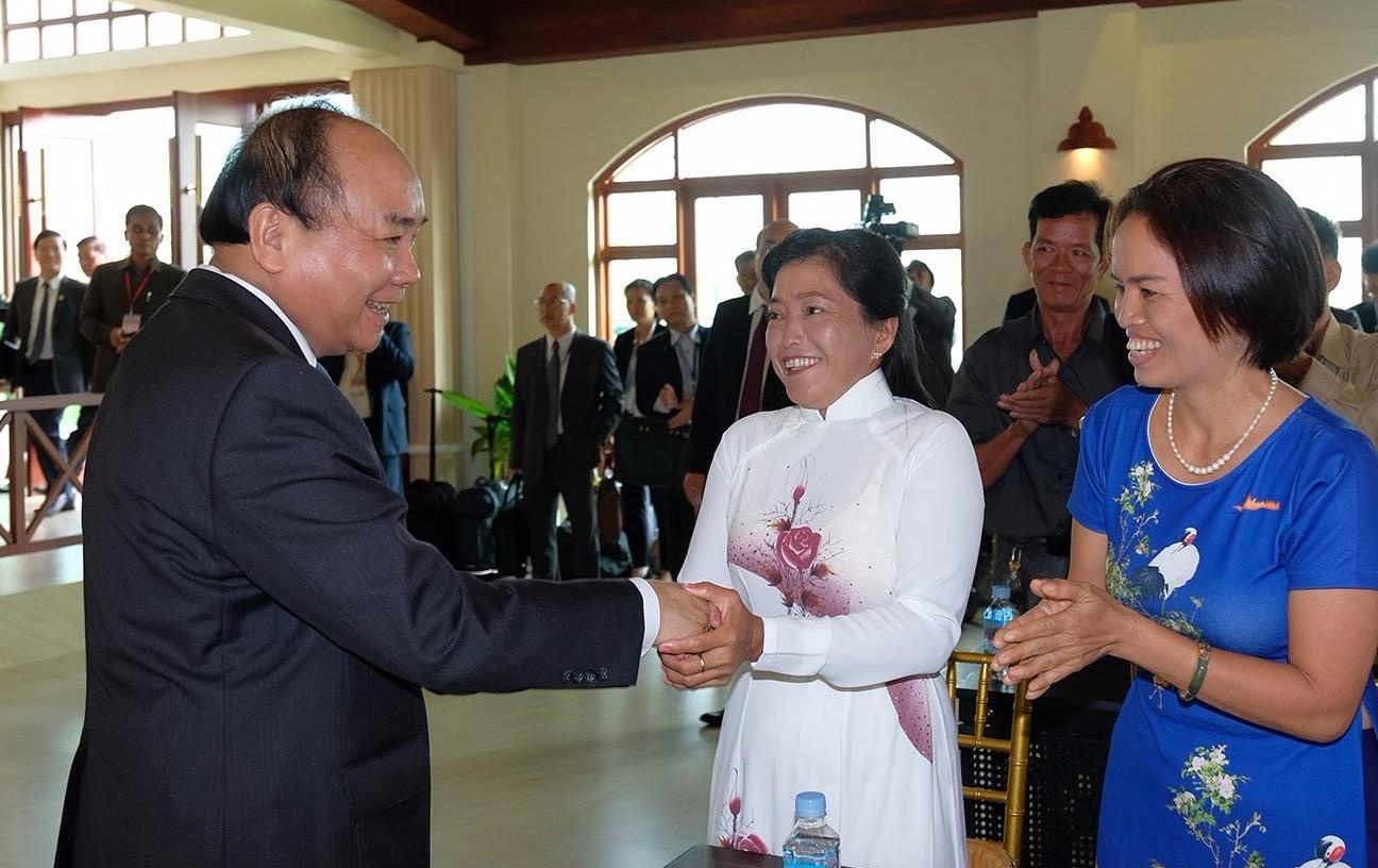 Thu tuong tang qua cho kieu bao ngheo o Campuchia hinh anh