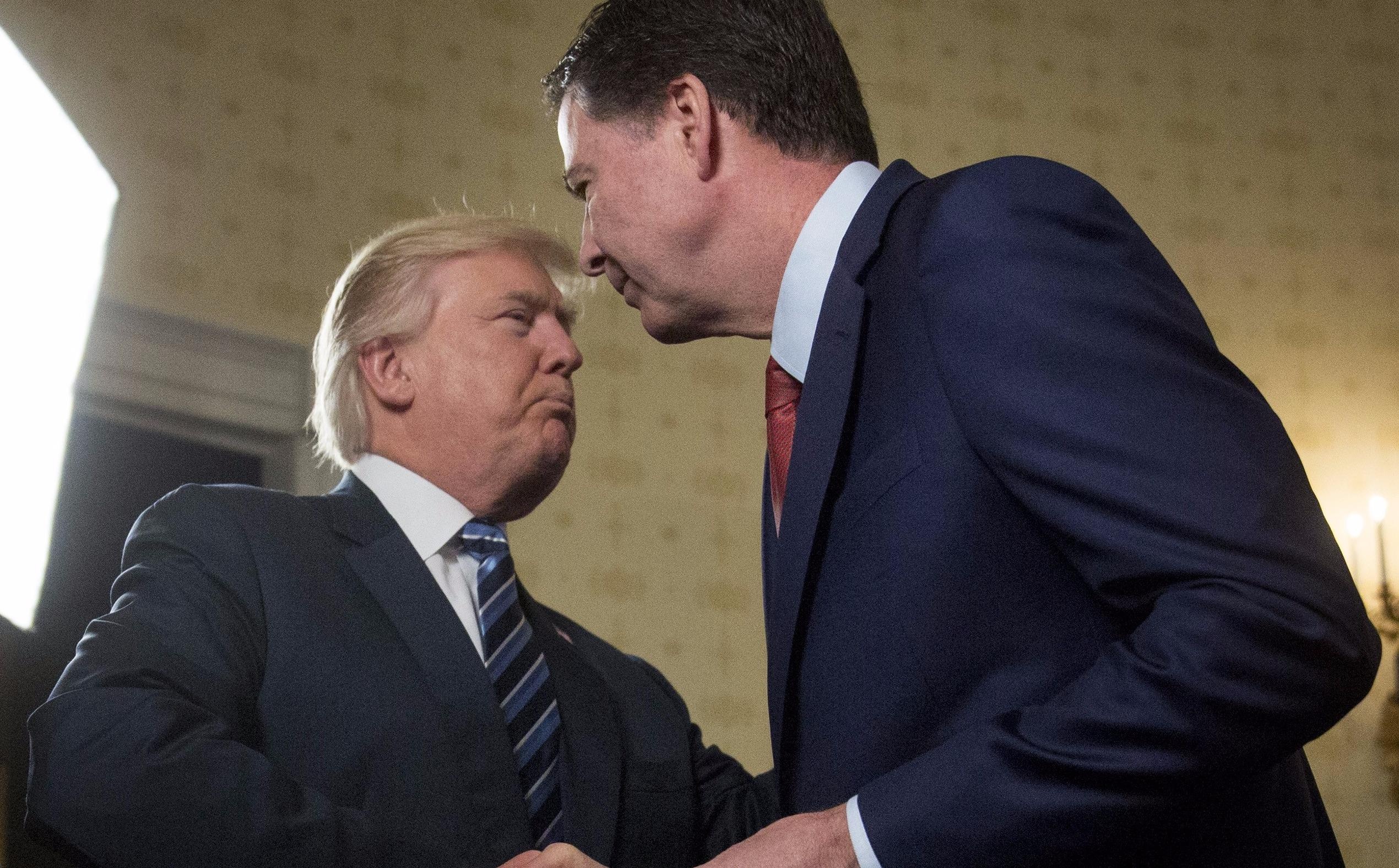 Trump keu goi khoi to cuu giam doc FBI 'doi tra' hinh anh