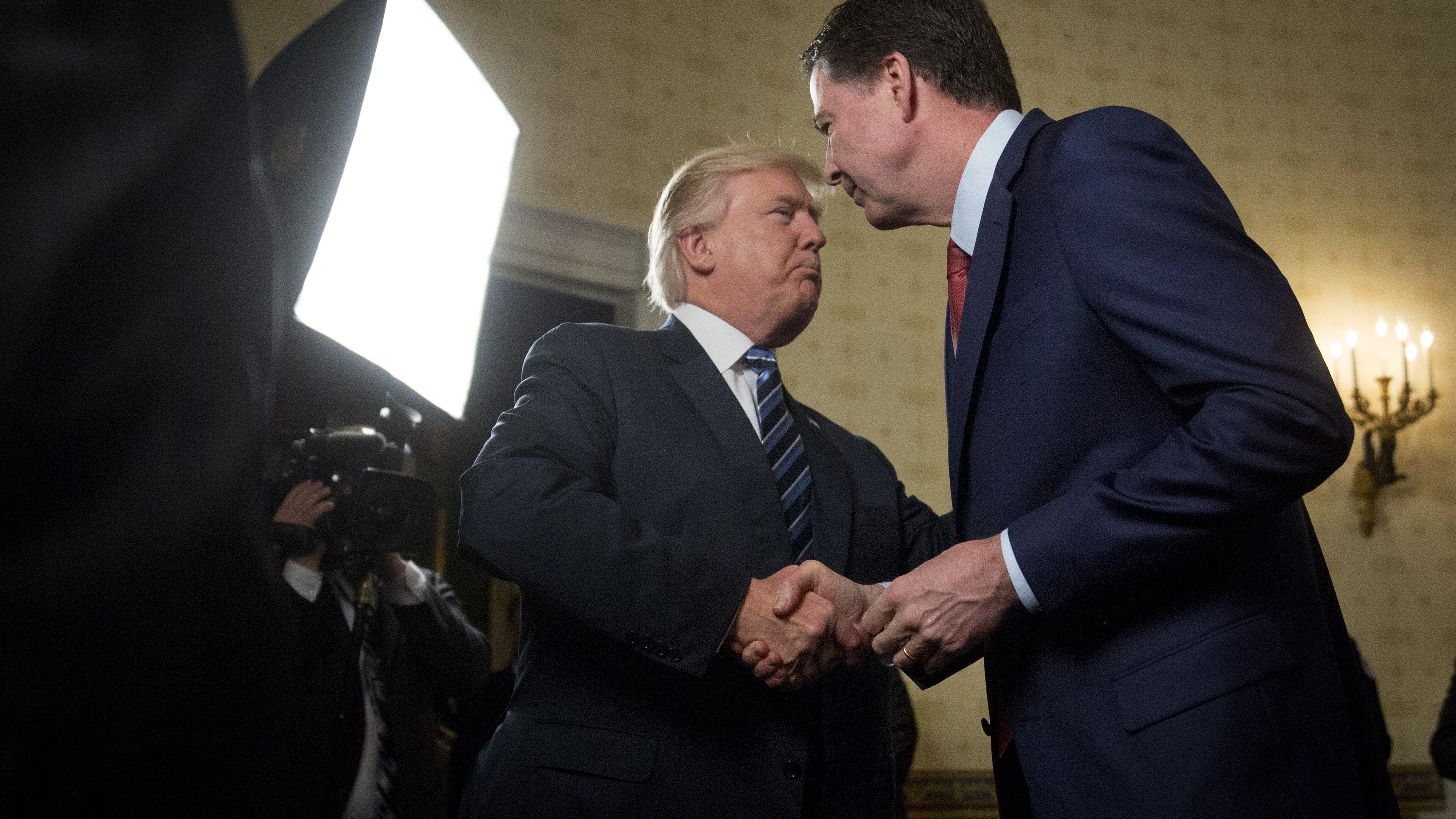 trump kêu gọi khởi tố cựu giám đốc fbi ảnh 2 trump keu goi khoi to cuu giam doc fbi anh 2