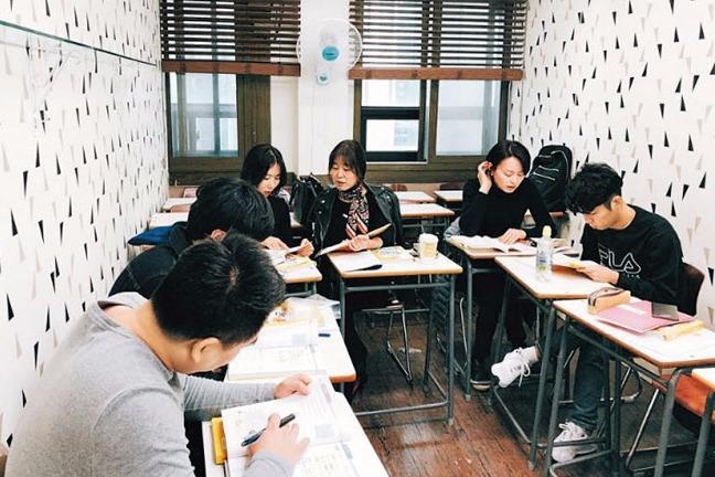 Nguoi Han do xo hoc tieng Viet de tim kiem co hoi lam an hinh anh