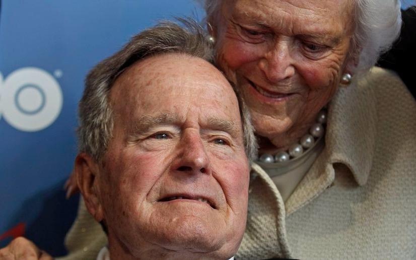 Cuu Tong thong Bush 'cha' nhap vien sau tang le cua vo hinh anh