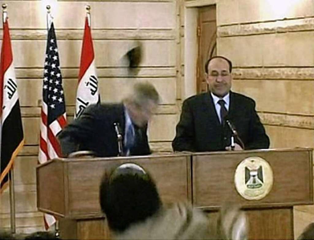 nhà báo ném giày tổng thống bush con ảnh 2 nha bao nem giay tong thong bush con anh 2