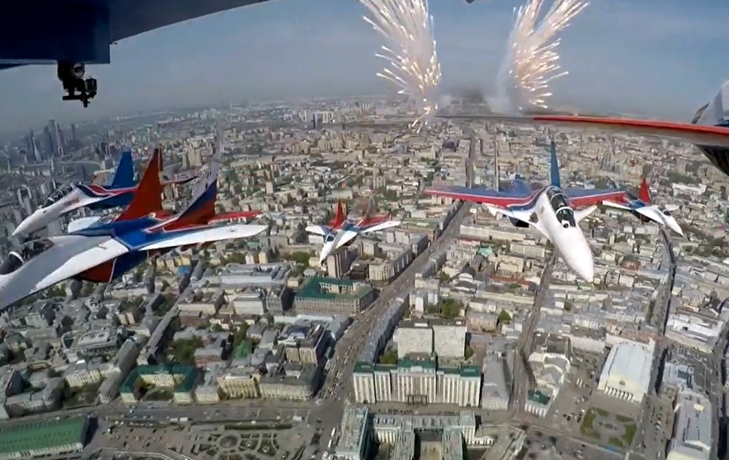 Dan may bay Nga 'det' quoc ky tren bau troi Moscow hinh anh