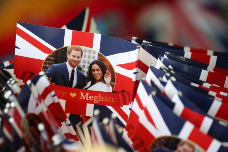 Tra, ao thun, bao cao su: Dai chien do luu niem hon le hoang tu Anh hinh anh