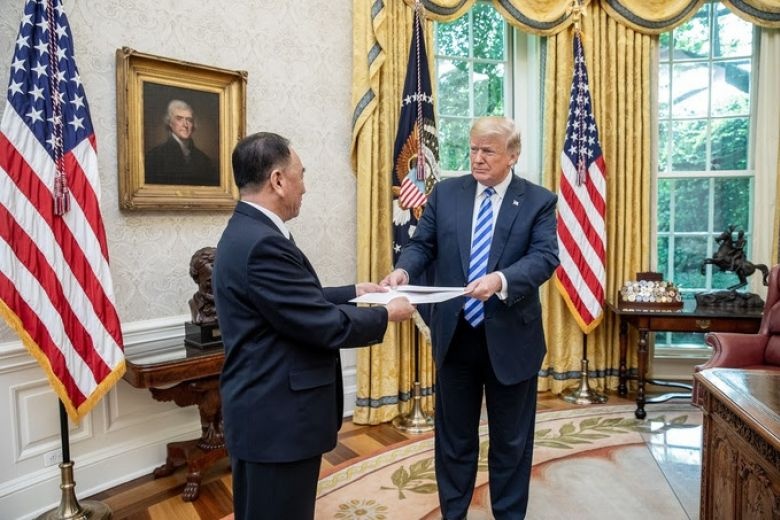 phong thu kim jong un gui trump anh 2