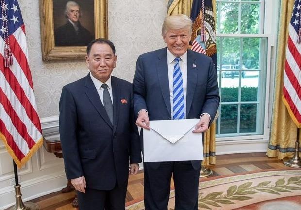 Kim Jong Un gui phong thu khong lo cho ong Trump hinh anh