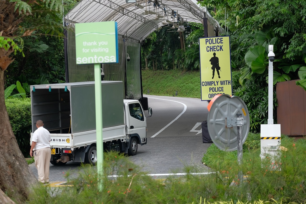 'Bat kha xam pham' tai khach san to chuc cuoc gap Trump - Kim hinh anh