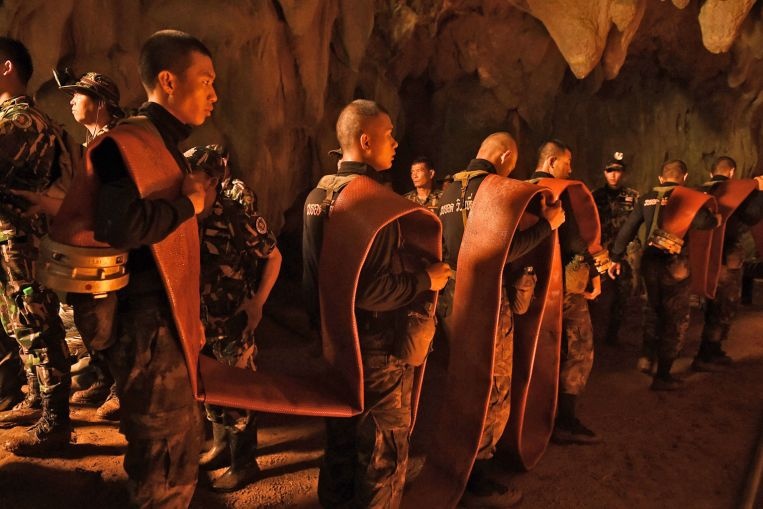 Khoan hang dong de tim doi bong tre em mat tich o Thai hinh anh