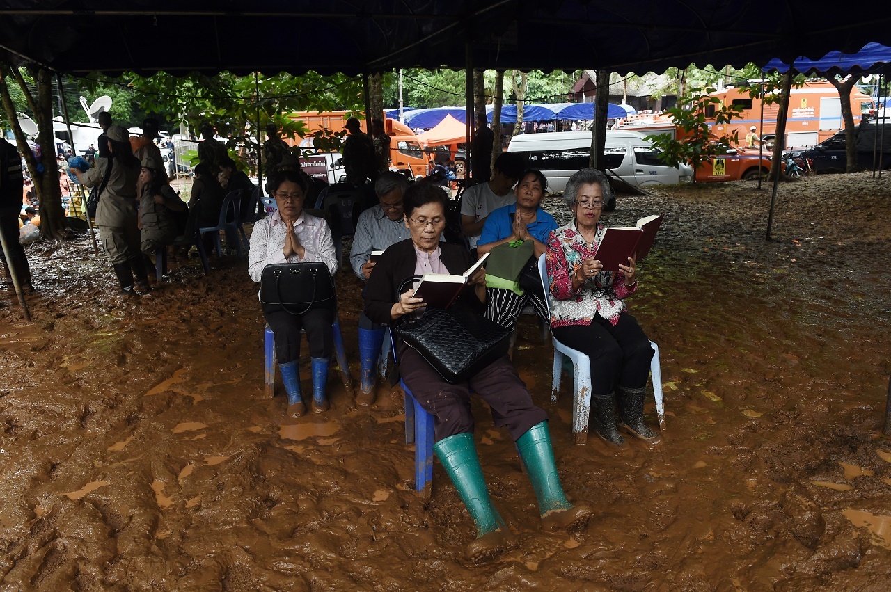 tim kiem doi bong tre em thai lan trong hang dong anh 12