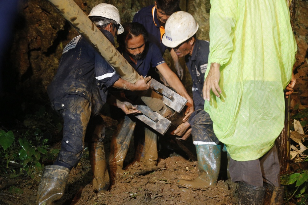 tim kiem doi bong tre em thai lan trong hang dong anh 6