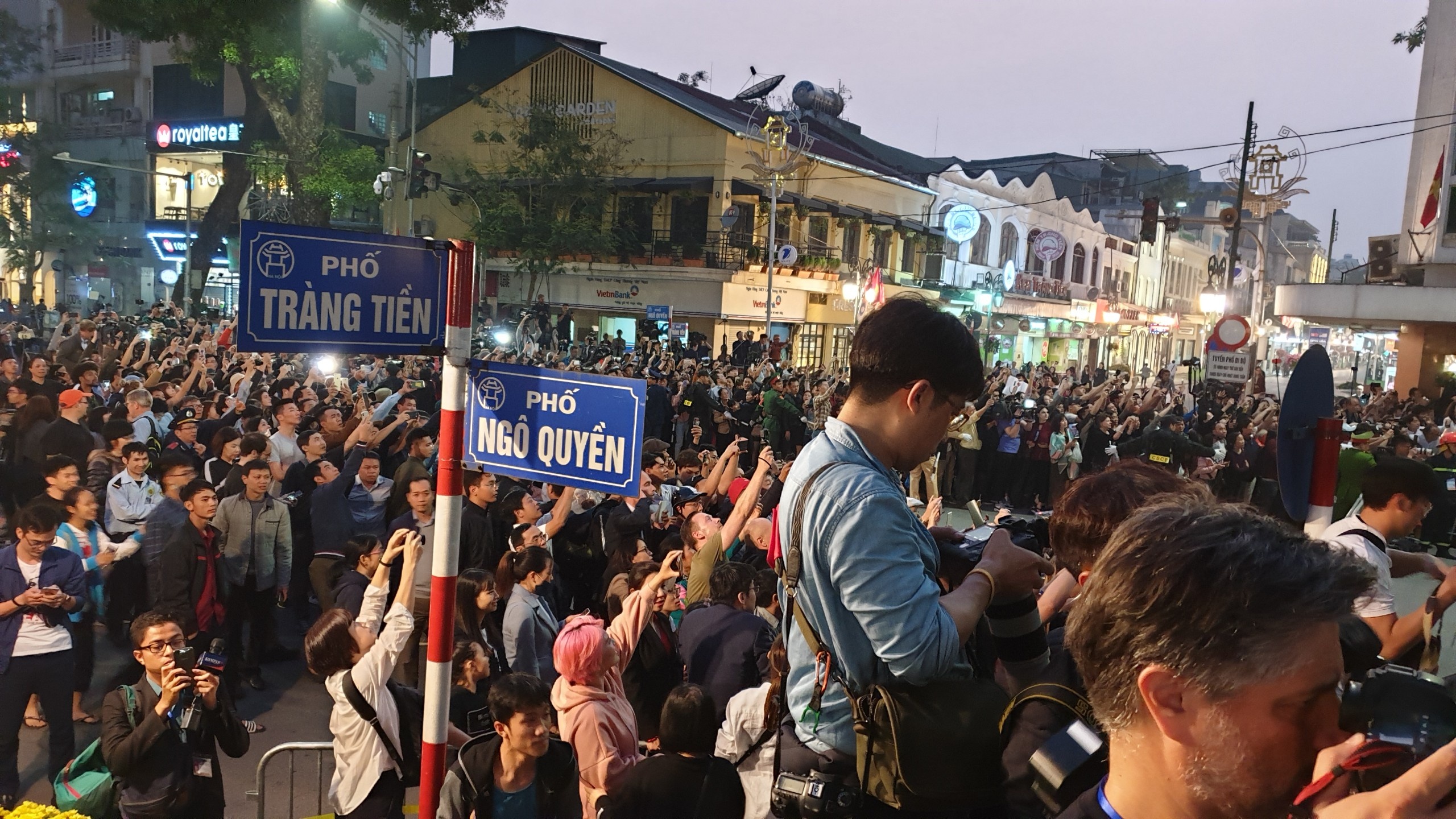 nguoi dan do ra duong don doan xe kim trump anh 5