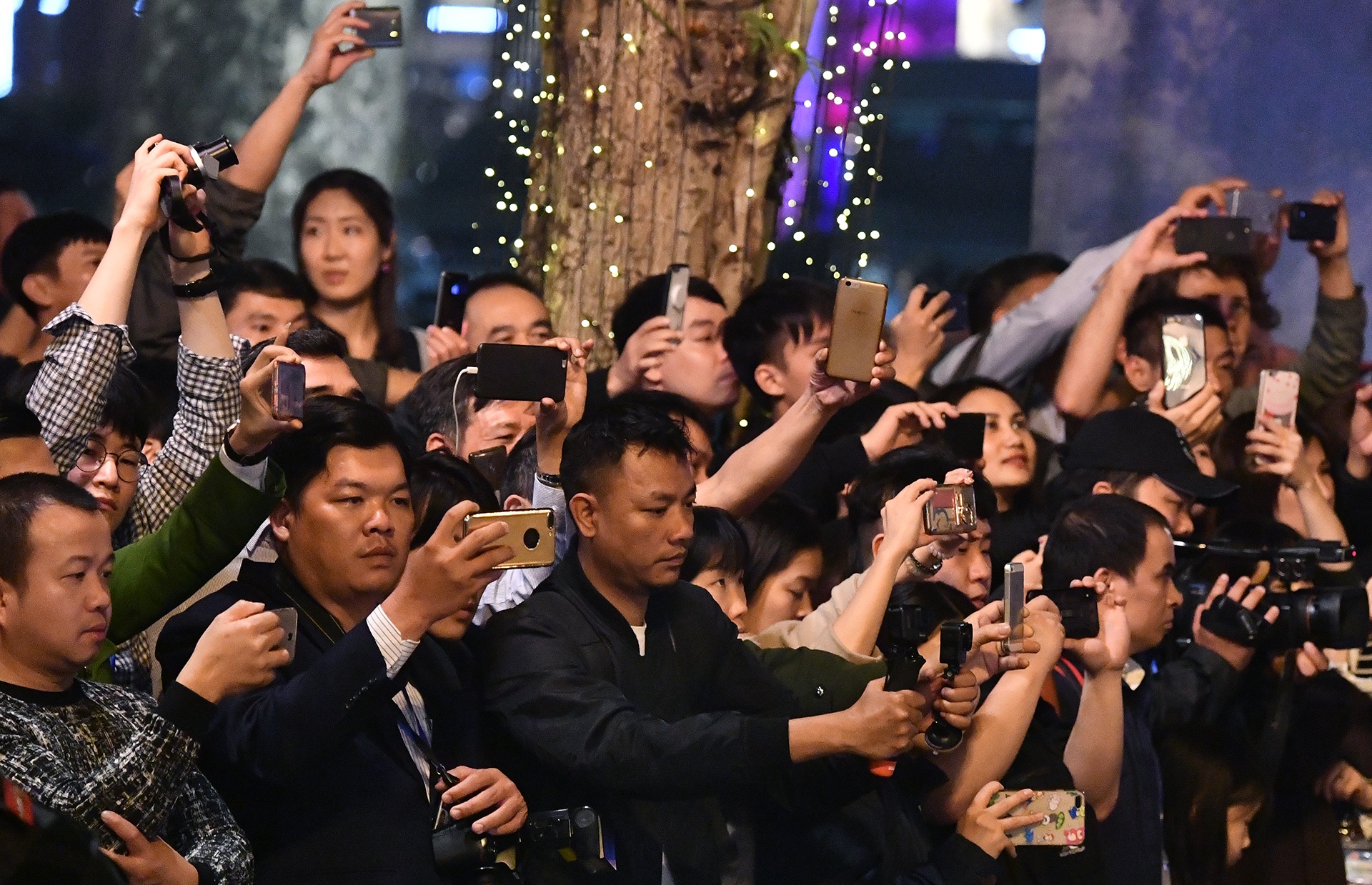 Nguoi dan tran xuong duong don doan xe ong Trump, ong Kim hinh anh