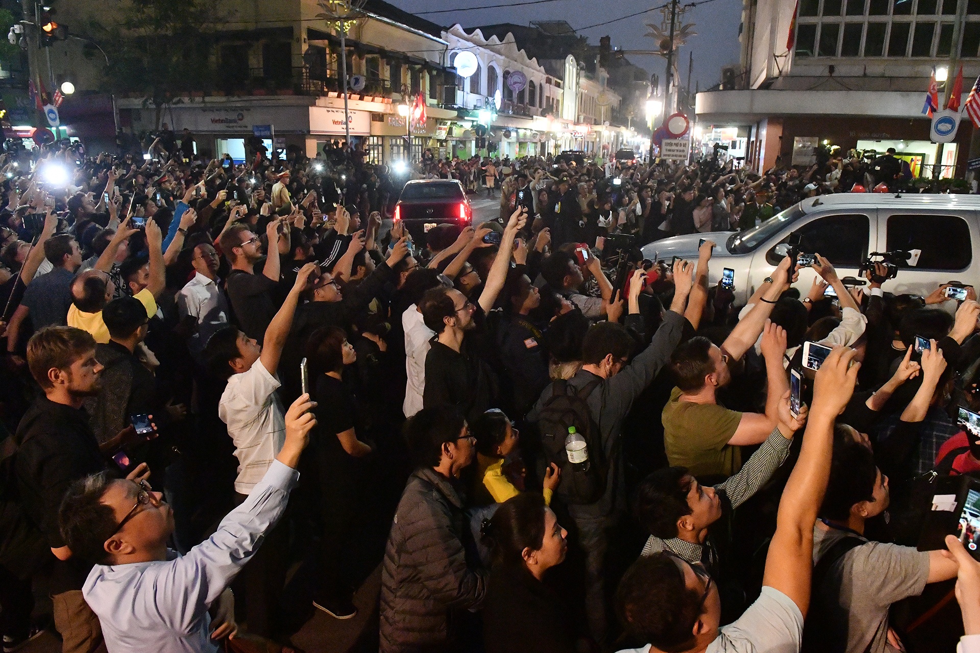 nguoi dan do ra duong don doan xe kim trump anh 6