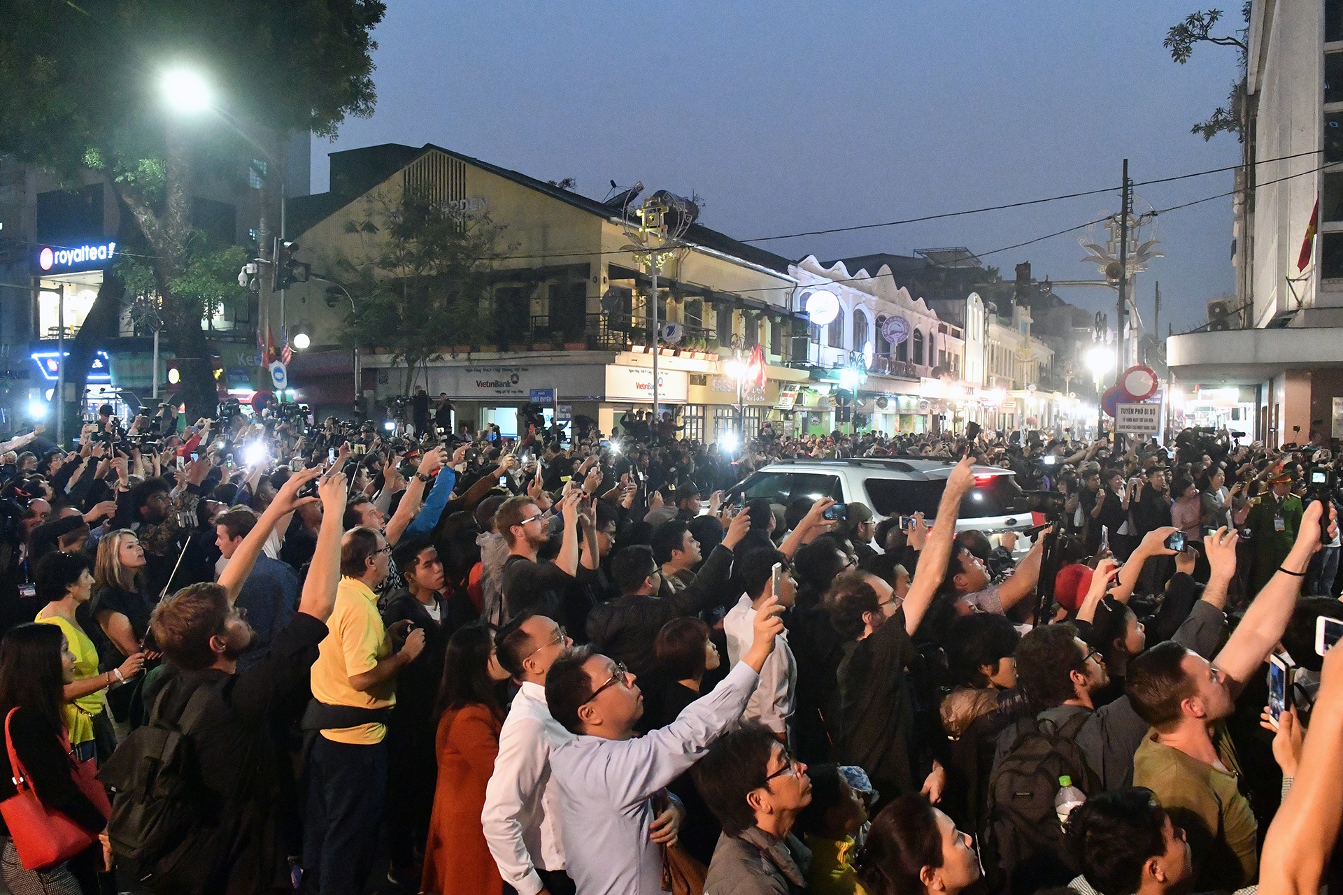 nguoi dan do ra duong don doan xe kim trump anh 7