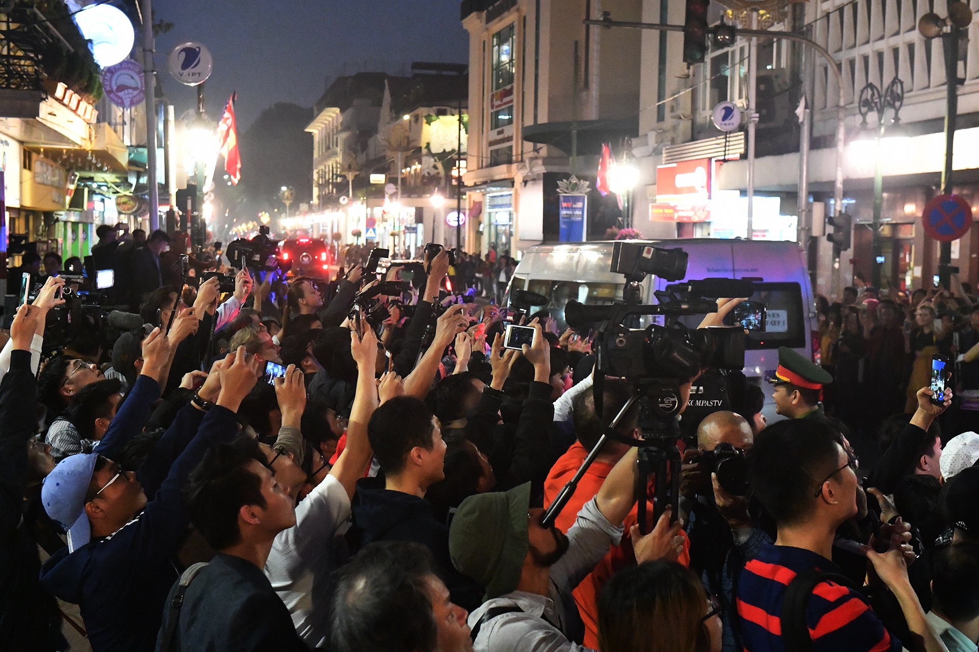 nguoi dan do ra duong don doan xe kim trump anh 8