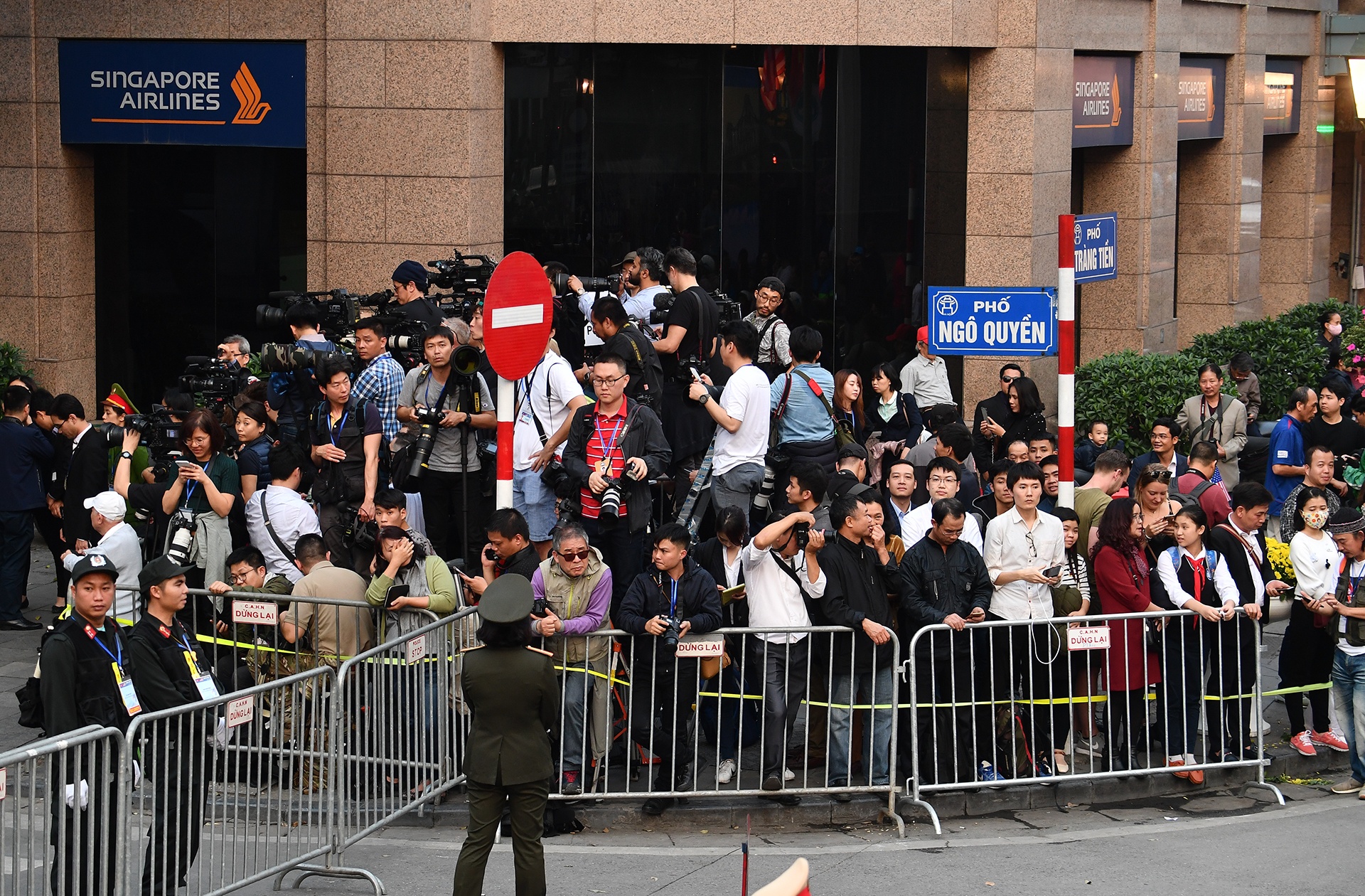 nguoi dan do ra duong don doan xe kim trump anh 2