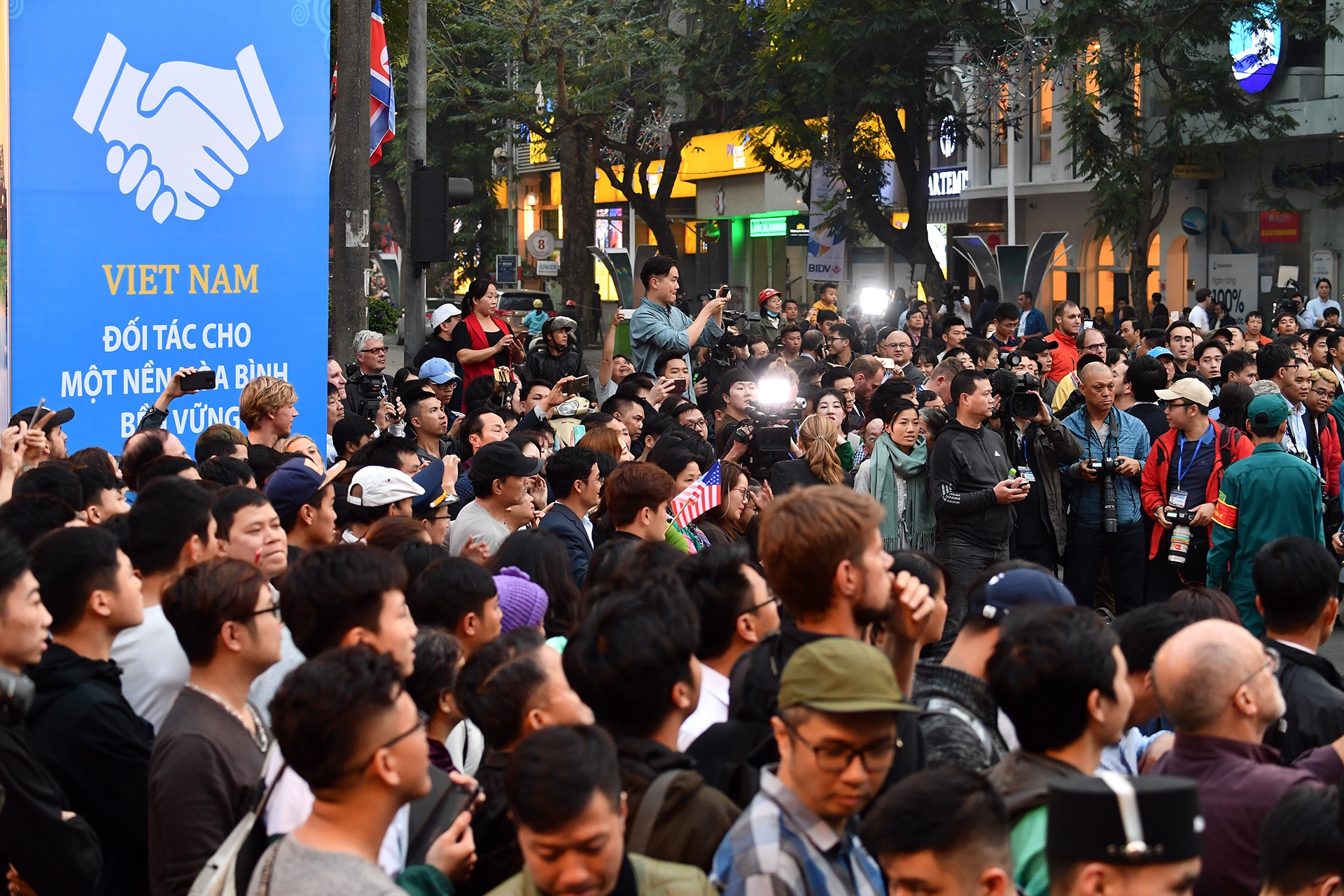 nguoi dan do ra duong don doan xe kim trump anh 4