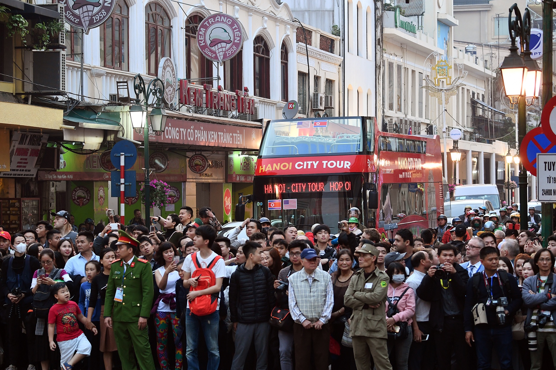 nguoi dan do ra duong don doan xe kim trump anh 1