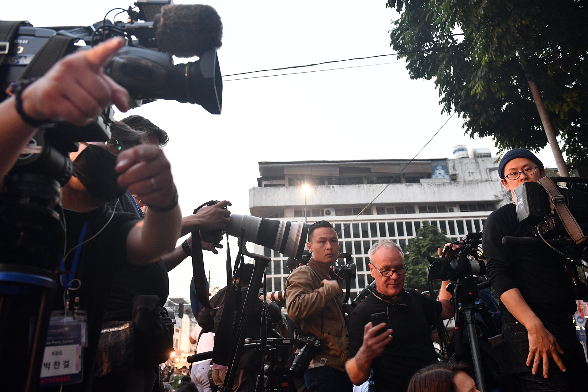 nguoi dan do ra duong don doan xe kim trump anh 3